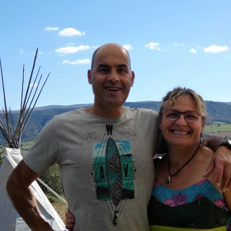 les hôtes Myriam et Claude Rocher les hôtes des hébergements Loz'Air aux Alpiers